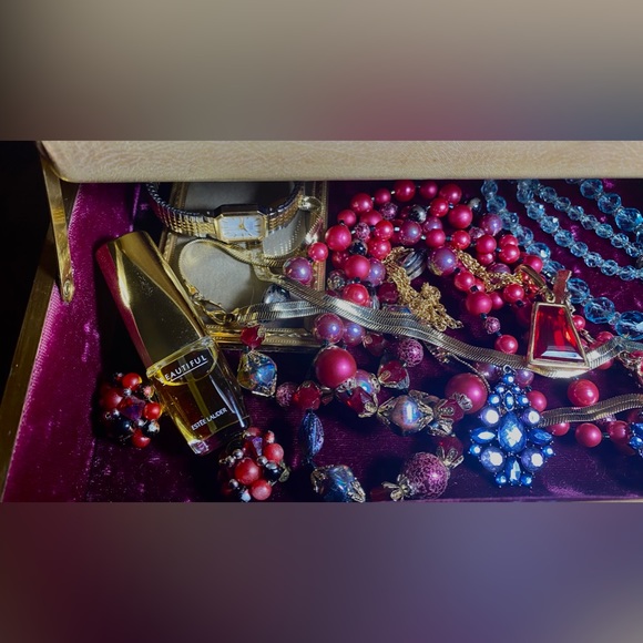 Vintage jewelry lot with Vintage Jewelry Box. - Picture 12 of 16